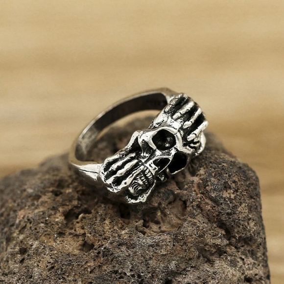 Vintage silver hand holder face Ring - Picture 3 of 5